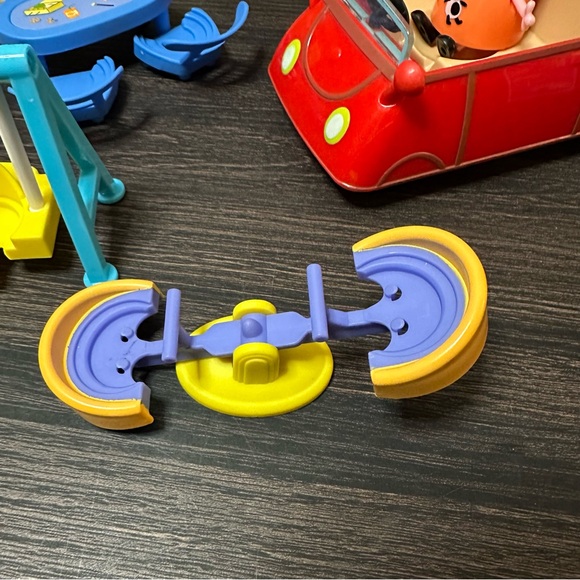 Peppa Pig All Around Town Playset Track Parts with School and Car Lot - Picture 6 of 12
